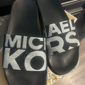 It really good condition Michael Kors slides, black and sliver.